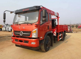 裝6.3噸吊機，廂長5.8米的，最便宜的東風隨車吊（自備吊）