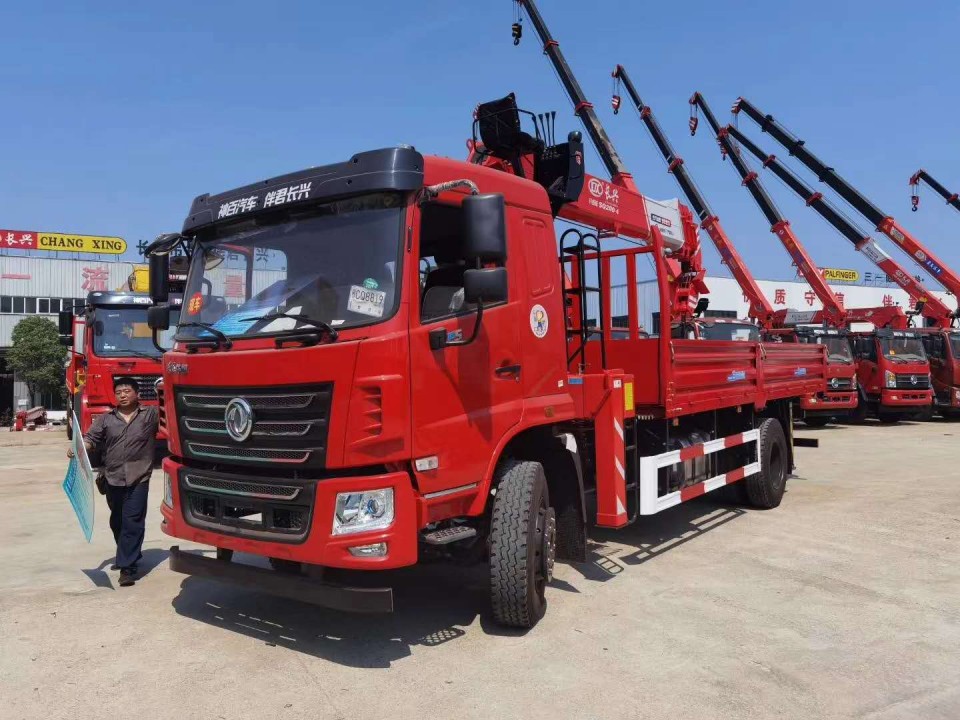 柳汽前四后八隨車(chē)吊（12-14噸吊機(jī)）